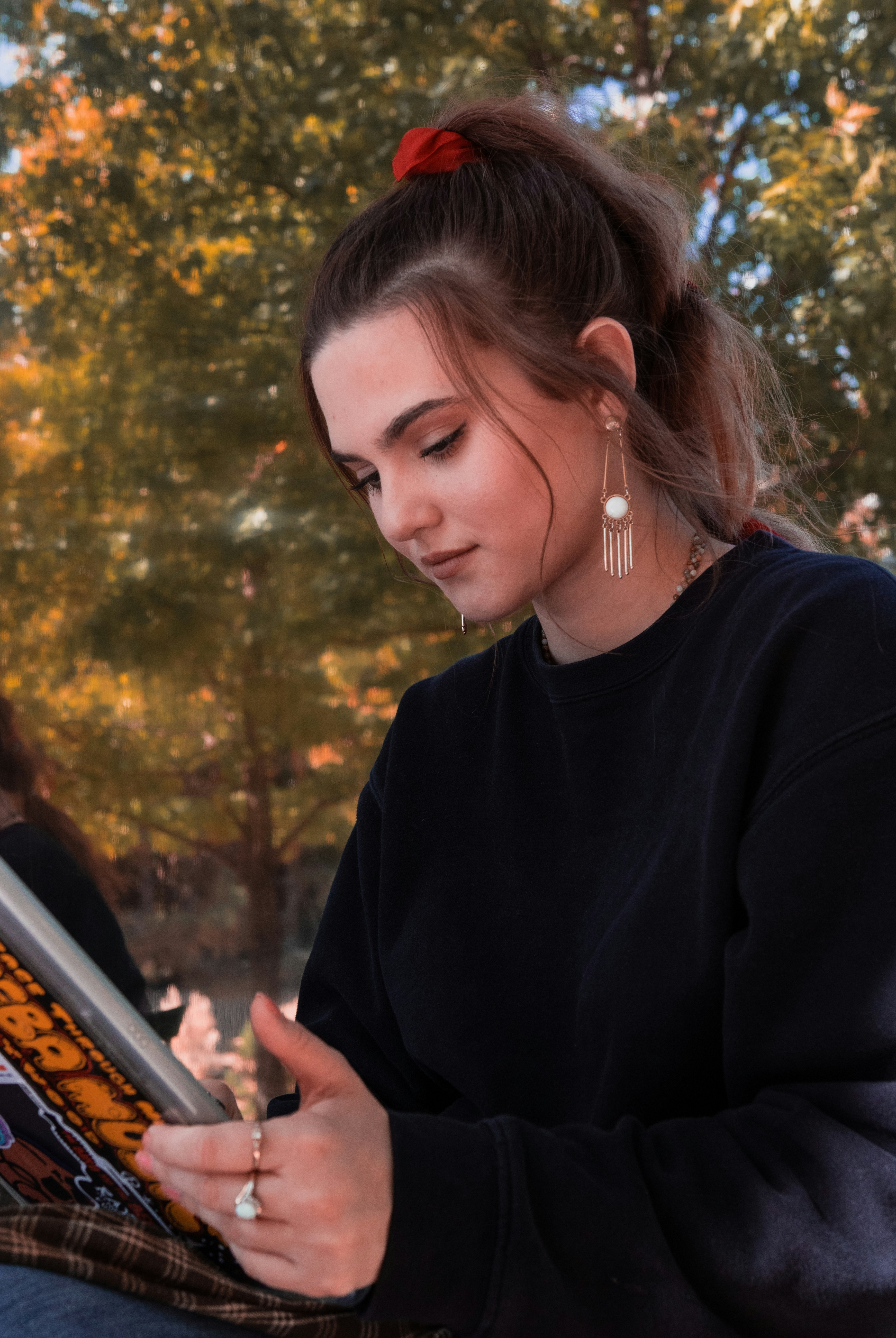 Emily Carter sentada al aire libre con un cuaderno