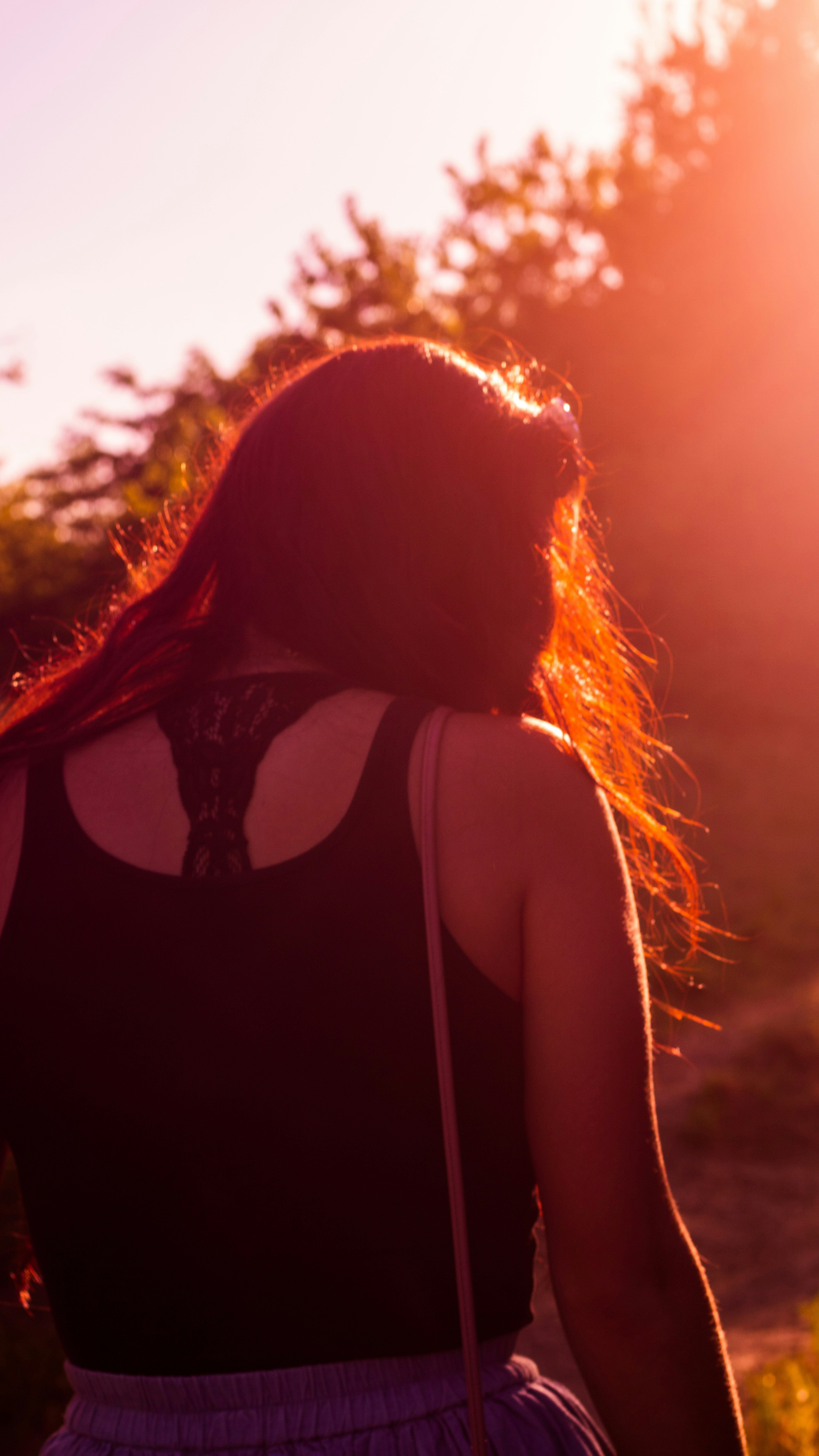 Emily Carter caminando al atardecer